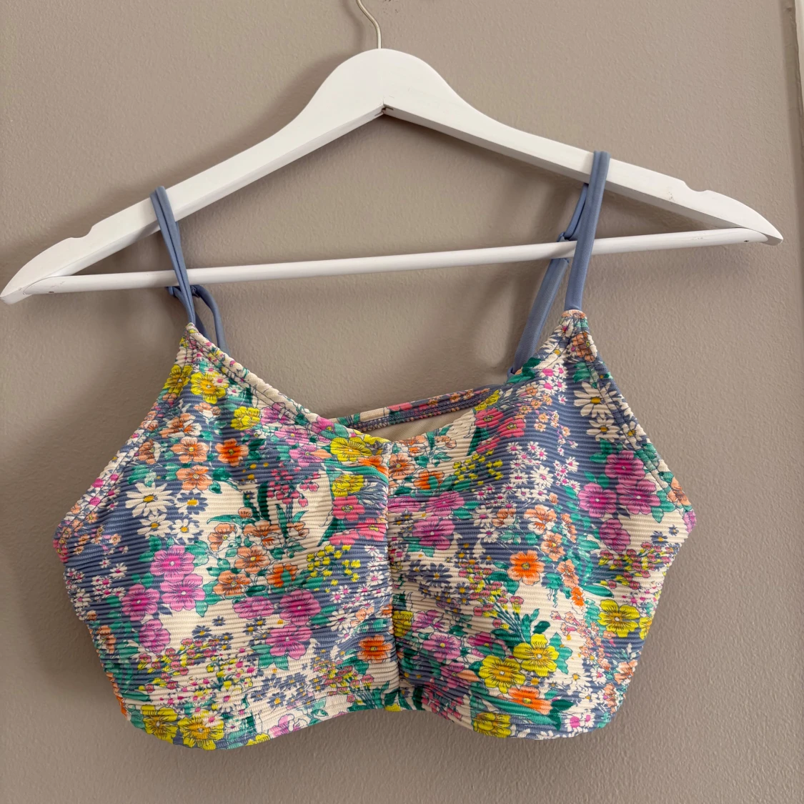 Bikini med ribbad topp - 2