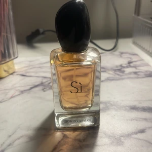 Si Parfym från Giorgio Armani - Elegant parfymflaska från Giorgio Armani med doften Si. Helt oanvänd saknar dock förpackning . 50 ml.