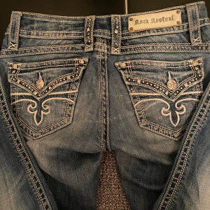 Rock Revival Jeans - säljer mina jättesnygga lågmidjade rock revival jeans som jag köpte här på plick! de finns ett fåtal defekter då de saknas en glitter pärla och små detaljer har tappat färg men det är inget som man märker, kom privat för bild! pris är diskuterbart💘