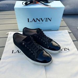 Lanvins - Säljer nu mina riktigt feta Lanvins! Storleken är uk 10 vilket motsvarar storlek 44. Skorna är i bra skick och har endast små repor på tån som knappt syns och lite  nedslitna under skorna, Annars är skorna hur fräscha och sköna som helst! Og Dustbags tillkommer med box och snöre. Hör av er om ni har några frågor. Pris går solklart att diskutera!