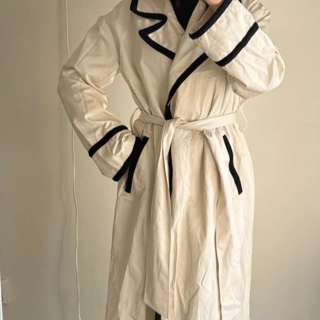 Beige trenchcoat från NA-KD
