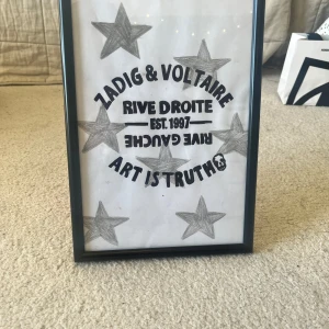 Zadig et Voltaire poster - Jättefin poster med Zadig et Voltaire motiv. Postern har bakgrund med stjärnor. Ungefär A4 mått men klippt på sidorna så att de ska få plats i ramen. En ram kvar så det är först till kvarn. Om du vill ha en ram, blir det +25 kr. 