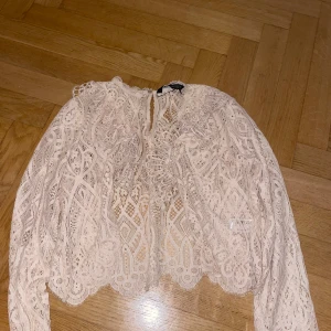 Beige spets kofta - Elegant beige spets kofta med långa ärmar och vackra detaljer. Perfekt för en stilfull look!