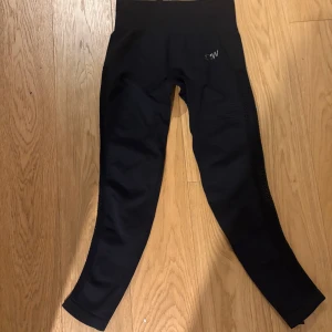 Svarta träningstights  - Snygga svarta leggings med hög midja och coola ”luft hål”  längs sidorna. Perfekta för träning. 