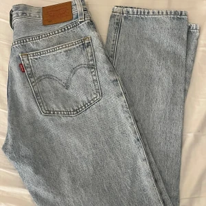 Ljusblå Levis jeans - Snygga ljusblå Levis jeans med knappgylf. Fint skick förutom en liten fläck på benet men inget som förstör helhetsintrycket💗 w25 L28