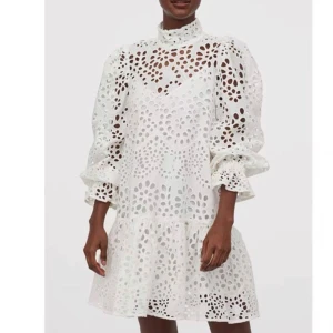 Vit klänning - Säljer min ÄLSKLING😍🥹min fina studentklänning, endast använd 1 gång! Lite dyrare pris eftersom den betyder mycket liksom