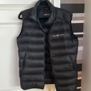 Sail Racing väst - En svart Sail Racing väst. Har inga skador på sig. Använd i ett halvår. Nypris 2000kr