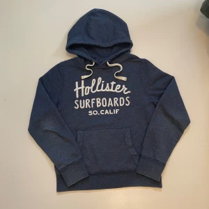 Marinblå Hollister hoodie - Marinblå Hollister hoodie, Väldigt bra skick, Storlek L, Pris kan diskuteras, Skriv vid minsta fråga eller fundering💯👍