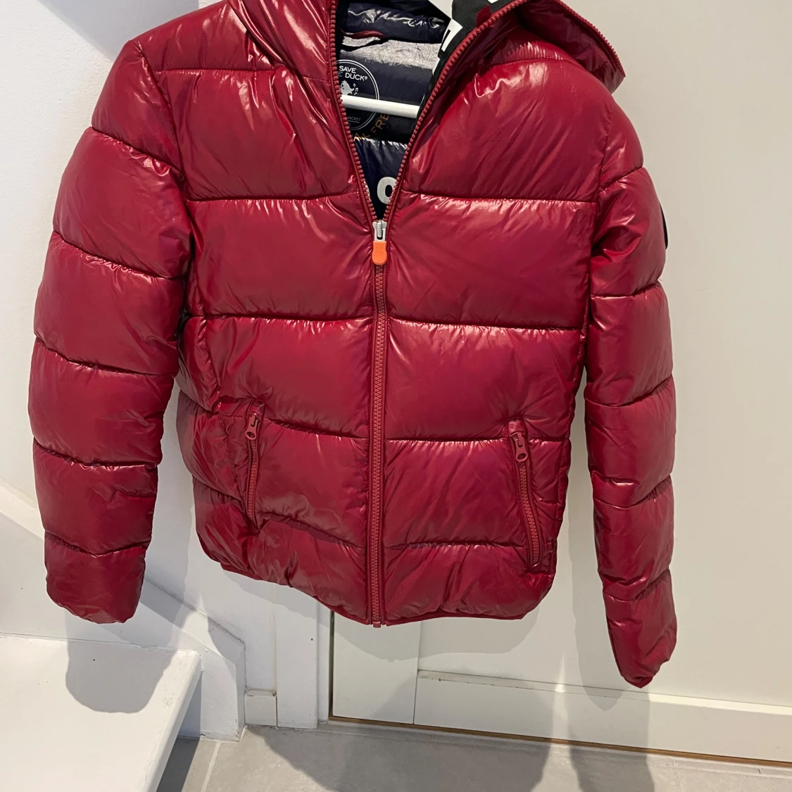 Röd pufferjacka från Save the Duck