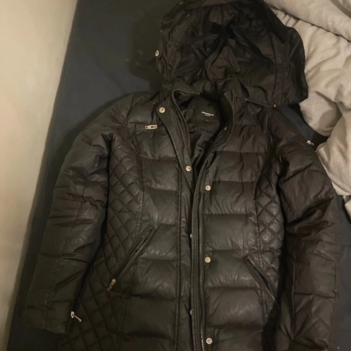 Svart dunjacka från Rockandblue