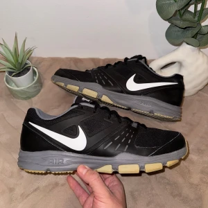 Nike Air TR 1 - Nike Air TR 1 Size:44.5 Condition: like new (barely used)  All defects are Always shown in the pictures if there are any!! Questions? Feel free to ask!  Checkout my account for more shoes, you might find a gem you size‼️