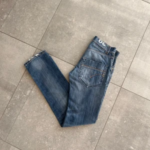 Dondup Jeans  - Säljer nu dessa feta Dondup jeans i Stolek: 29. Skick: (7/10)  Det är en Slim/Regular byxa. Vid frågor är det bara att höra av sig📄