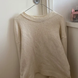 Beige/vit stickad tröja - Säljer en mysig beige/vit stickad tröja, i storlek M💗