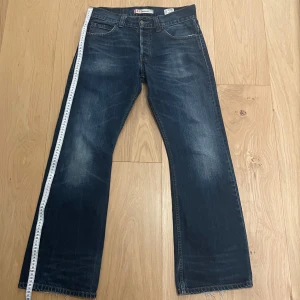 Levis 512 bootcut  - Levis bootcut 512.                                                    W: 42cm L: 105cm Benöppning: 24cm