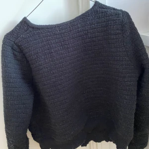 Svart stickad kofta med knappar - Mysig svart stickad kofta med knappar framtill och två fickor💗