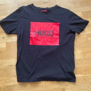 Hugo Boss T-Shirt - Hugo Boss T-Shirt i bra skick. Svart och Röd. Skriv angående frågor