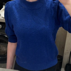 Blå stickad tröja från JDY - Säljer en snygg blå stickad tröja från JDY. Tröjan har en rund hals och korta ärmar. Inga defekter, använd men i bra skick! 💙