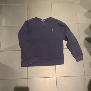 Raulph lauren sweatshirt  - Mörkblå Ralph Lauren sweatshirt i storlek L (14/16 years). Klassisk design med broderad Polo-logga på bröstet, ribbade muddar och rund hals. Tillverkad i mjukt och bekvämt material. Stilren och tidlös tröja. Kontakta vid frågor/intresse😊 