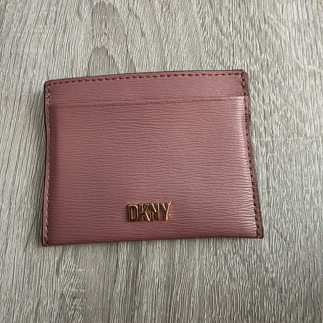 Mörkrosa plånbok från DKNY