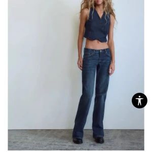  straight jeans Zara - Snygga mörkblå raka jeans med låg midja. Sitter perfekt på mig som är 178/179 och bra kavlite. Endast testade. Full length. Har vanligtvis storlek 40  och det passar bra på mig