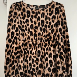Leopardmönstrad blus från SHEIN  - Säljer en leopardmönstrad blus från SHEIN med långa ärmar. Blusen har en rund halsringning och ett avslappnat fall. Perfekt för att sticka ut med ett djärvt mönster. 🐆