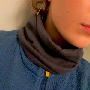 svart buff - Säljer mysig hals buff i fleece i svart! Funkar även perfekt som pannband, en en perfekt detalj för snygga outfits! Hör av er vid frågor och kolla min profil för fler färger!❤️