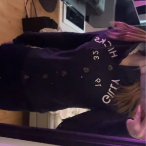 Mörkblå kofta - Säljer en mörkblå kofta från Gilly Hicks med knappar framtill och textdetaljer. 