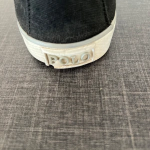 Ralph lauren skor - Polo ralph lauren skor. Köpt för ungefär 4 månader sen men inte använt så många gånger eftersom det är inte vinterskor. Nypris 1000kr. De är i väldigt bra skick
