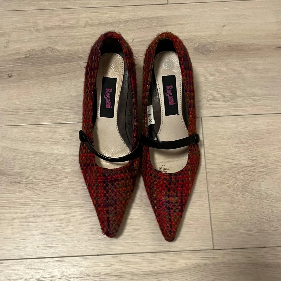 Röda spetsiga klackar från Raye