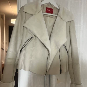 Vit jacka från Guess - Snygg vit jacka från Guess med en mjuk och fluffig krage. Pria går att diskuteras vid snabb affär🤍
