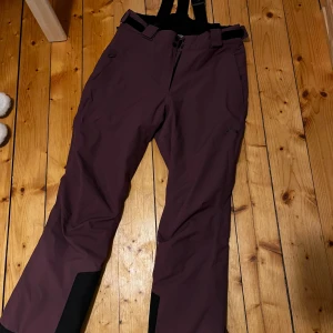 Mörklila skidbyxor - Lila skidbyxor från Mckinley. Använda men i väldigt fint skick, inga skador eller hål. Storlek 38, men jag upplever dom som mindre i storlek. Närmre 36. 