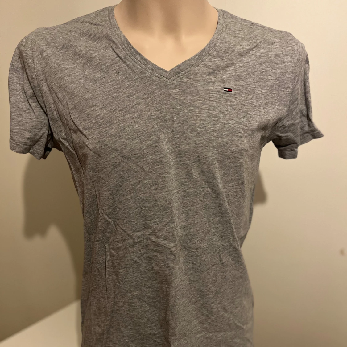 Grå t-shirt från Tommy Jeans - 1