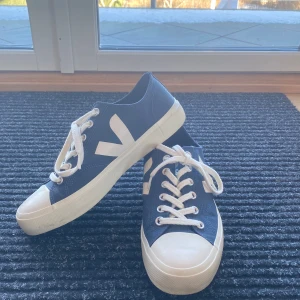 Blå sneakers från Veja - Snygga mörkblå sneakers från Veja med vit sula och snörning. Perfekta nu till vår/sommar! Nypris ca 1400kr. Storlek 41. Endast använda en gång💕skriv för frågor och pris kan även diskuteras!☺️🥂