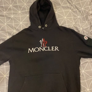 Svart hoodie från Moncler - Används max 10 gånger 