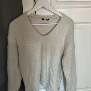 Vit fluffig tröja från Gina tricot  - Fluffig tröja från Gina 