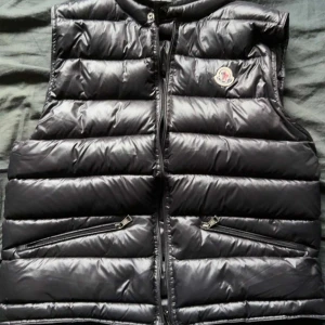 Svart väst från Moncler - Säljer min moncler väst, nfc märket funkar när du håller mobilen mot den. 