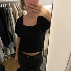 Svart topp - Svart kortärmad topp från NAKD i storlek 34. Har volanger längst ner på ärmarna. Passar både till vardag och finare tillfällen. ✨
