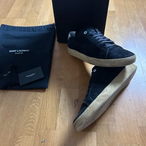 Saint Laurent skor sl/06 - Saint Laurent skor sl/06, ALLT OG! Box, dustbag, Saint Laurent kort och extra snören. Skicket är fint och mockan är toppskick. Storleken på skorna är 45 men passar även 44.