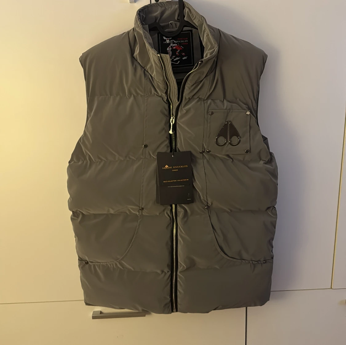 Grå dunväst från Moose Knuckles