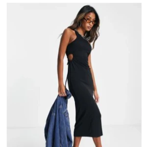 Svart klänning från Topshop - Superskön svart klänning från Topshop med snygg detalj med knytning i sidan. Nypris 449