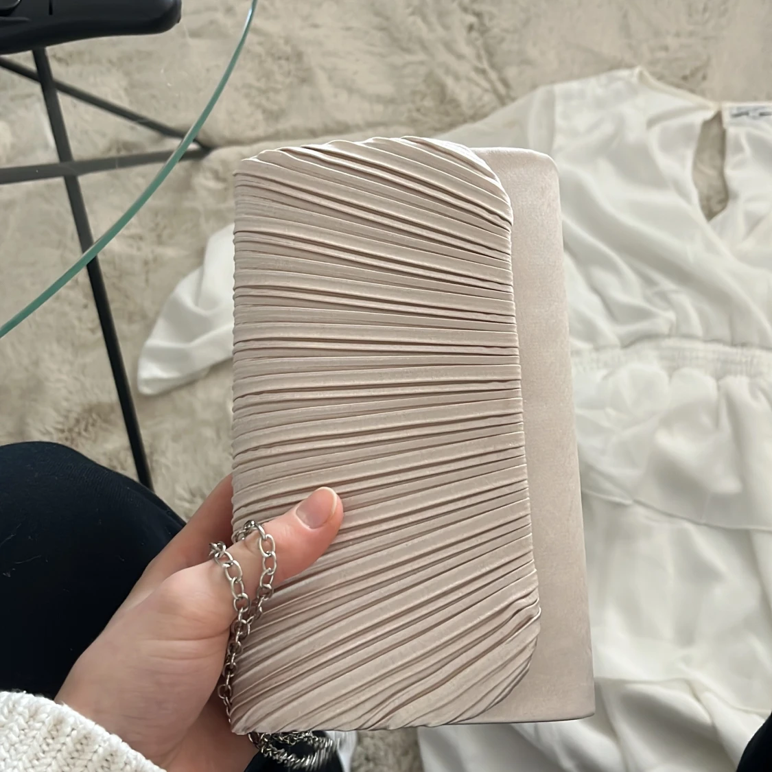 Beige kuvertväska med kedja