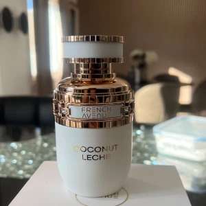 Coconut Leche Parfym från French Avenue - En oanvänd parfym 80 ml. French Avenue Coconut Leche – Den här parfymen bjuder på en läcker och krämig blandning av kokosnöt och mjuk vanilj, som påminner om den söta smaken av en Raffaello-choklad. French Avenue Coconut Leche är perfekt för den som älskar lyxiga och unika dofter.