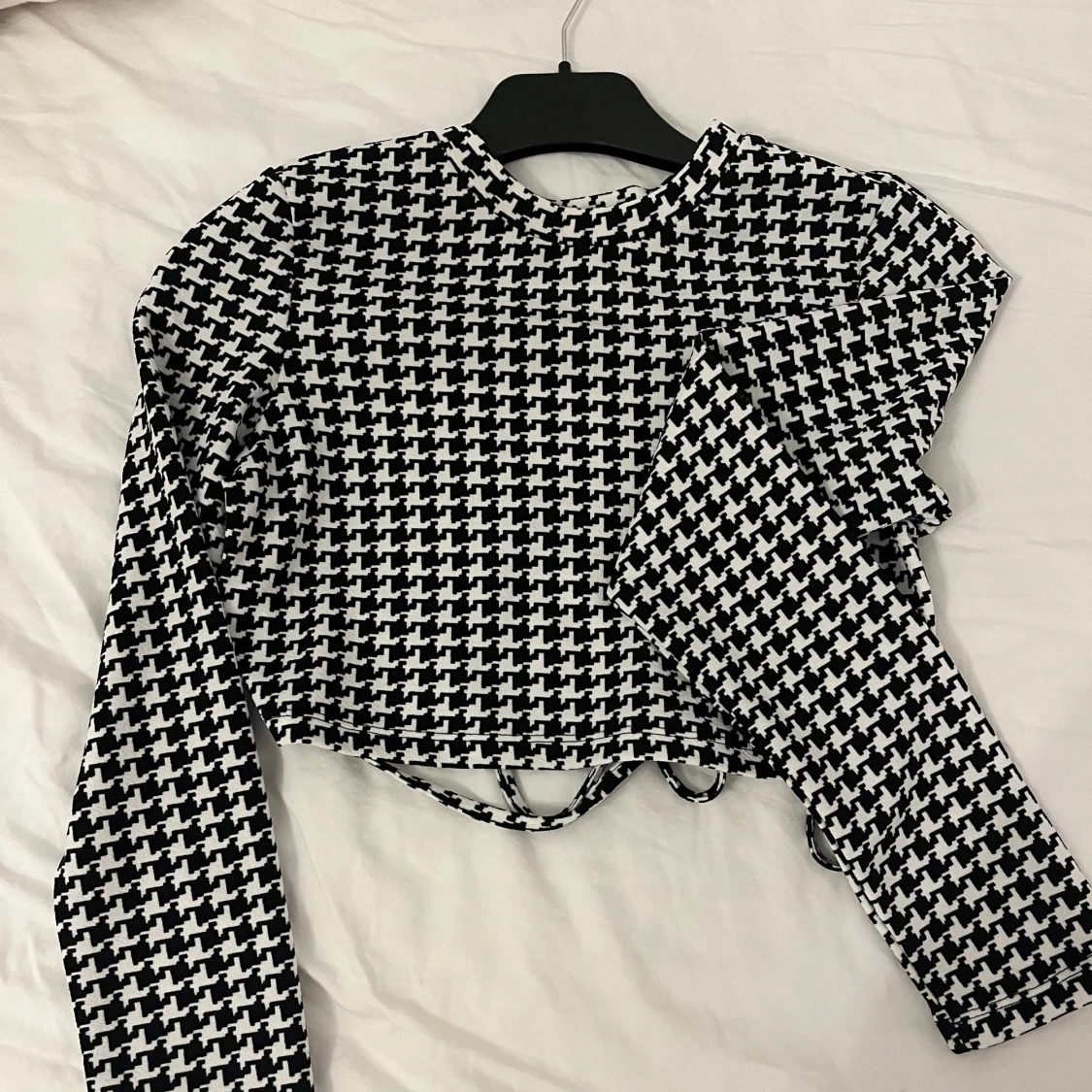 Svartvit mönstrad croppad topp