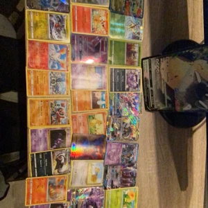 Pokémon kort. - Stor samling av Pokémonkort med olika typer och färger. Inkluderar både vanliga och holografiska kort. Perfekt för samlare eller spelentusiaster som vill utöka sin kollektion.