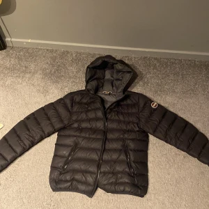 Colmar jacka - Säljer en jacka från colmar. Inte det bästa skicket eftersom att den har hål på ryggen och ena armen, inget som inte gör att fixa dock