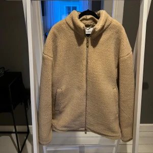 Teddyjacka från Han Kjøbenhavn  - Väldigt fin och fräsch jacka från Han Kjøbenhavn i väldigt bra skick. Använd fåtalet gånger. 