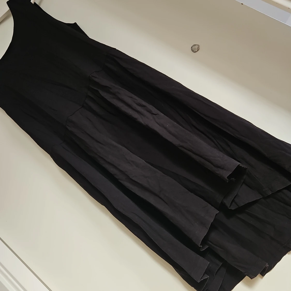 Svart ärmlös klänning - 1