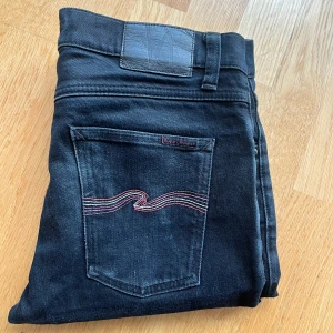 Unika nudie lean dean - Säljer nu dessa unika smat sällsynta nudie jeans i den eftertraktade modellen lean dean. Skick 9/10 strålande. Nypris ligger på 1800 men säljs nu för 599kr. Rekommenderad storlek 31/32. Hör av er vid funderingar.