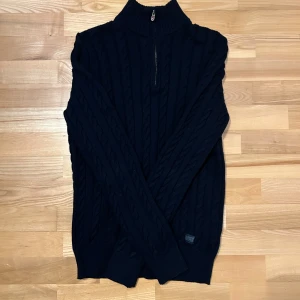 Hampton republic - En väldigt snygg, stilig tröja. Har aldrig används innan. Är lite större i sin storlek.