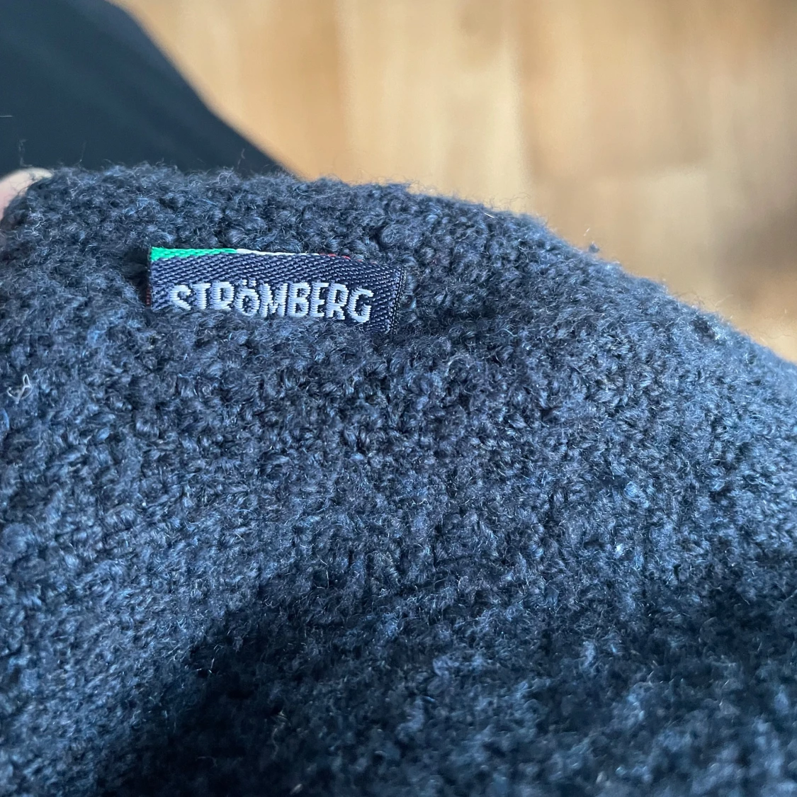 Mörkblå tröja från Strömberg - 3